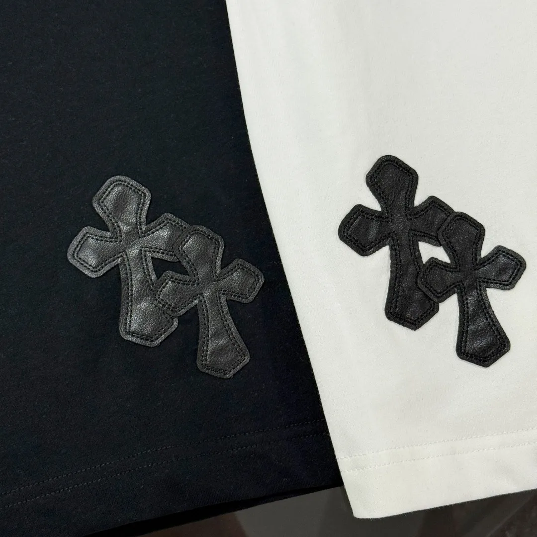 P170 Chrome Hearts Chrome Hearts 25 high version. The fabric is made of 300 grams of high-density pure cotton. It does not deform or shrink. It has three labels. It is the same style for men and women. Technology: patch embroidery + digital printing. Color: white, black. SIZE: S-XL.
